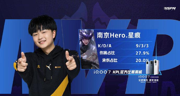 他们帮助她 他们帮助她