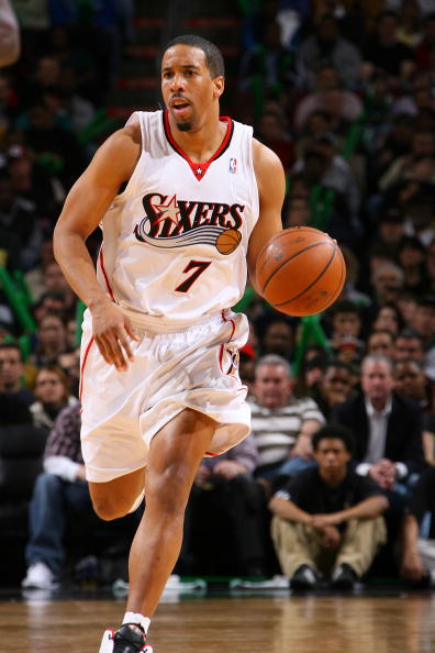 体坛名场面|田径赛场上最有戏剧性一幕,鞋跑丢后,夺冠信念愈加强大.